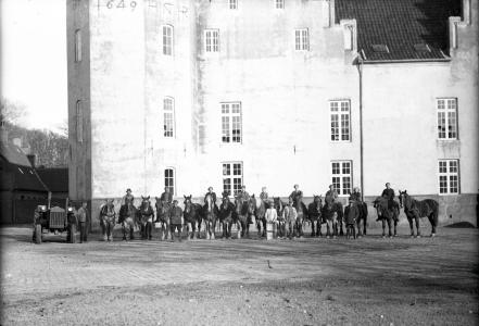 Gruppebillede med traktor