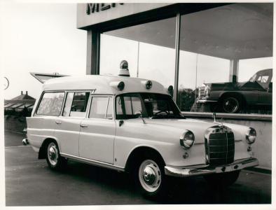 Mercedes-Benz W111 220b Ambulance