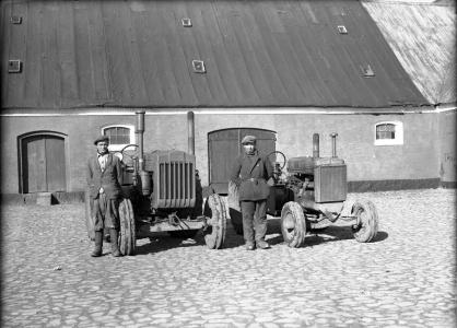 Gruppebillede med traktorer