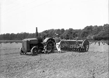 Traktor og såmaskine