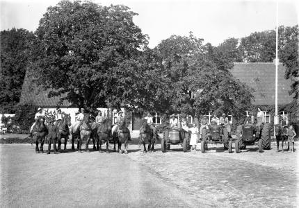 Gruppebillede med traktorer og heste