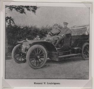 Konsul V. Ludvigsen på sin Clement Bayard